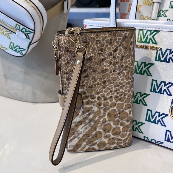 MICHAEL KORS LARGE DOUBLE ZIP WRISTLET WALLET PHONE CASE CLUTCH 
Camel Multi - Picture 14 of 16